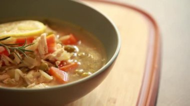  Limonlu Tavuk Çorbası ve Mavi Kasede Orzo Yakın Çekim