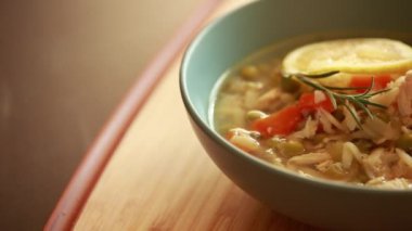  Limonlu Tavuk Çorbası ve Mavi Kasede Orzo Yakın Çekim