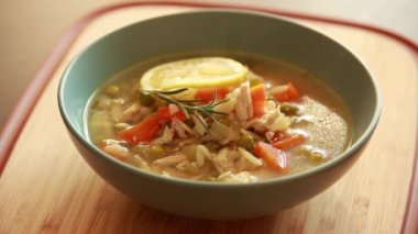  Limonlu Tavuk Çorbası ve Mavi Kasede Orzo Yakın Çekim