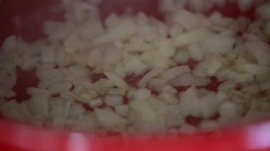 Ocakta kırmızı kapta doğranmış soğan pişiriyorum.