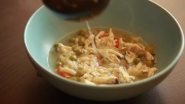  Limonlu Tavuk Çorbası ve Mavi Kasede Orzo Yakın Çekim