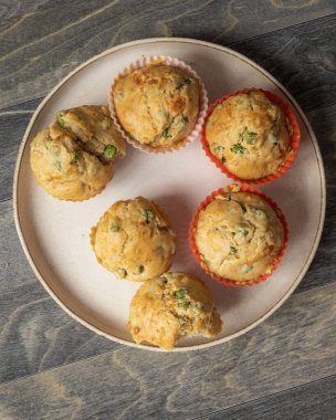  Bezelyeli, jambonlu ve yakın plan peynirli kek.