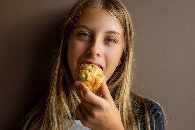  Bezelye ve jambonlu Tuzlu Kek Yiyen Çocuk