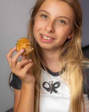  Odasında Bezelye ve Jambonlu Sağlıklı Kurabiye Yiyen Çocuk