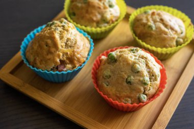  Bezelyeli, jambonlu ve yakın plan peynirli kek.