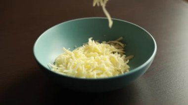 Mavi kâsede doğranmış peynir. Yakın plan.