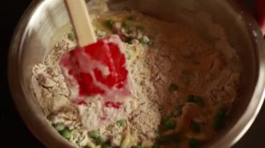 Sağlıklı Bezelye ve Jambonlu Kekleri Bir Kase Yakın Çekimde Karıştırma