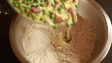 Sağlıklı Bezelye ve Jambonlu Kekleri Bir Kase Yakın Çekimde Karıştırma