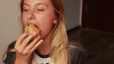  Odasında Bezelye ve Jambonlu Sağlıklı Kurabiye Yiyen Çocuk