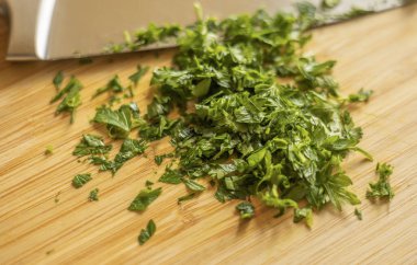 Kesme tahtasında doğranmış maydanoz.