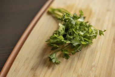 Kesme tahtasında bir demet taze maydanoz.