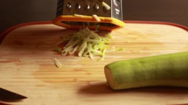 Kesme tahtasındaki parçalanmış kabak Karanlık Arkaplan 'a yakın plan