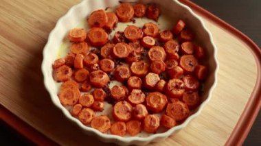  Lezzetli sarımsaklı tereyağlı parmesan havucu Beyaz tepside Mükemmel tatil tabağını yemeye hazır