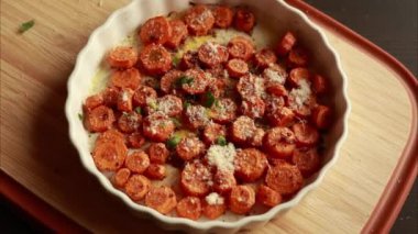  Lezzetli sarımsaklı tereyağlı parmesan havucu Beyaz tepside Mükemmel tatil tabağını yemeye hazır