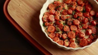  Lezzetli sarımsaklı tereyağlı parmesan havucu Beyaz tepside Mükemmel tatil tabağını yemeye hazır