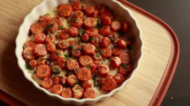  Lezzetli sarımsaklı tereyağlı parmesan havucu Beyaz tepside Mükemmel tatil tabağını yemeye hazır