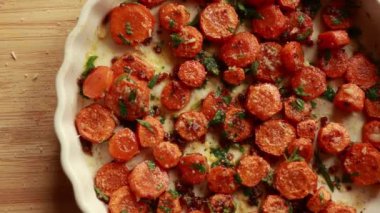  Lezzetli sarımsaklı tereyağlı parmesan havucu Beyaz tepside Mükemmel tatil tabağını yemeye hazır