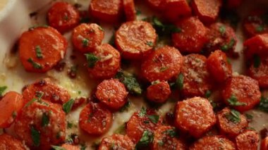  Lezzetli sarımsaklı tereyağlı parmesan havucu Beyaz tepside Mükemmel tatil tabağını yemeye hazır