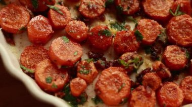  Lezzetli sarımsaklı tereyağlı parmesan havucu Beyaz tepside Mükemmel tatil tabağını yemeye hazır