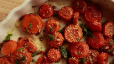 Lezzetli sarımsaklı tereyağlı parmesan havucu Beyaz tepside Mükemmel tatil tabağını yemeye hazır