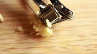 Küçük mavi bir kasede kıymalı sarımsak. Yakın plan.