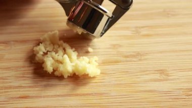 Küçük mavi bir kasede kıymalı sarımsak. Yakın plan.