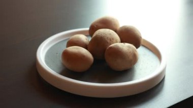 Yakın plan masa üzerinde bir demet patates.