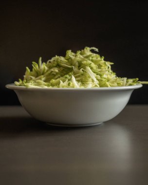  Beyaz kâsede öğütülmüş kabak Karanlık Arkaplanda Yakın plan