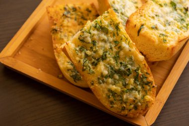 Parmesanlı lezzetli sarımsaklı ekmek Karanlık Arkaplanda Yakın plan
