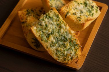 Parmesanlı lezzetli sarımsaklı ekmek Karanlık Arkaplanda Yakın plan