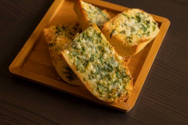 Parmesanlı lezzetli sarımsaklı ekmek Karanlık Arkaplanda Yakın plan