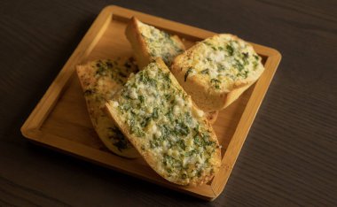 Parmesanlı lezzetli sarımsaklı ekmek Karanlık Arkaplanda Yakın plan