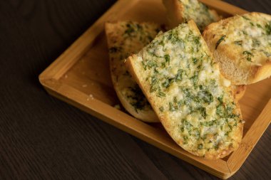 Parmesanlı lezzetli sarımsaklı ekmek Karanlık Arkaplanda Yakın plan