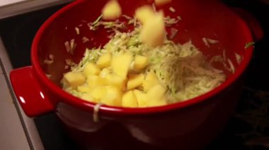 Kırmızı kapta doğranmış kabak ve patates kızartması - Yakın plan