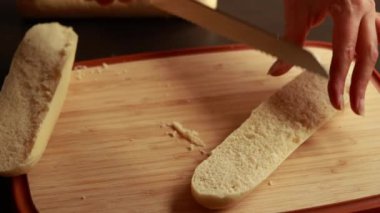 Kesme Tahtasında Bıçakla Bagetleri Kesen İki Kadın Elleri - Yakın plan