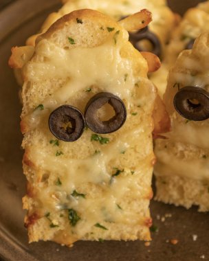 Cadılar Bayramı Sarımsaklı Ekmek Mumyaları - Lezzetli Yakın Çekim