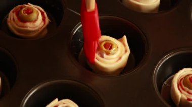  Puff Pastası, Zeytin ve Parmesan 'dan Cadılar Bayramı için Küçük Göz Topağı aperatifleri hazırlanıyor - Kapat