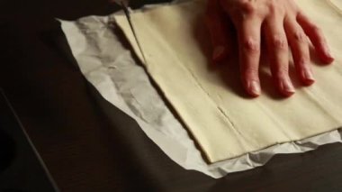 Kadın Elleri Puff Pastasından Bıçakla Şerit Kesiyor - Kapat