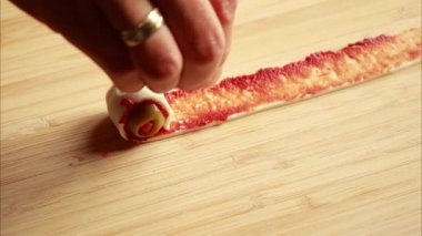  Puff Pastası, Zeytin ve Parmesan 'dan Cadılar Bayramı için Küçük Göz Topağı aperatifleri hazırlanıyor - Kapat