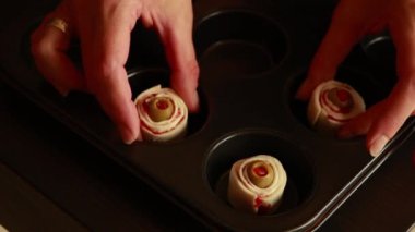  Puff Pastası, Zeytin ve Parmesan 'dan Cadılar Bayramı için Küçük Göz Topağı aperatifleri hazırlanıyor - Kapat