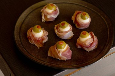 Hortlak Cadılar Bayramı 'nda Prosciutto, Mozzarella ve Yeşil Zeytinli Parmak Yiyecekleri - Keto Aperatifi