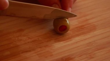  Tahta üzerinde Yeşil Zeytinleri Dilimleyen Kadın Elleri