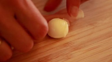 Kadınların elleri Cadılar Bayramı 'nda Prosciutto, Mozzarella ve Yeşil Zeytinli Korku Elleri Yemeği hazırlıyor.