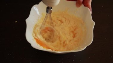 Yumurta sarısını tereyağı ve şekerle karıştırıp kurabiye hamuru yapmak - Yakın plan