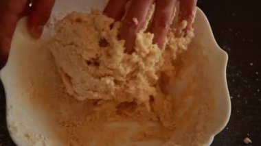 Kadın Elleri Kurabiye Hamurunda Çalışıyor - Yakın plan