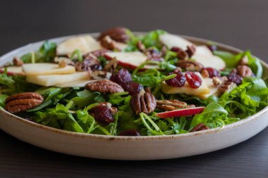 Arugula, Elma, Kızılcık ve Cevizli Sonbahar Salatası