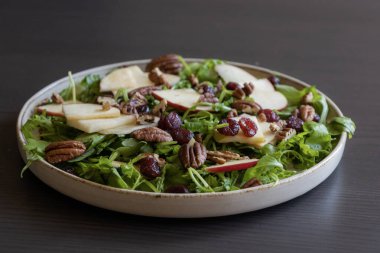 Arugula, Elma, Kızılcık ve Cevizli Sonbahar Salatası