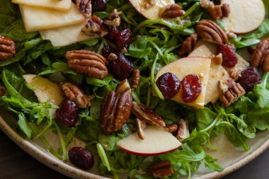 Arugula, Elma, Kızılcık ve Cevizli Sonbahar Salatası