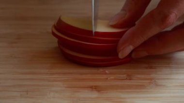 Tahta Kesme Tahtasında Elma Kesen Kadın - Yakın Çekim