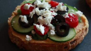 Akdeniz Humus Tostu Kara Taş Tahtasında